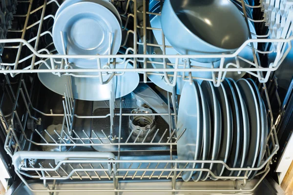 Otwórz zmywarkę z czystymi naczyniami. Czyste szklanki po praniu w zmywarce. — Zdjęcie stockowe
