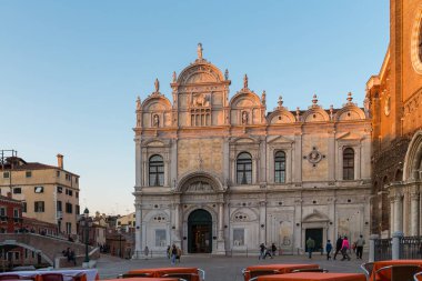 Venedik, İtalya - 24 Mart 2019: Scuola Grande di San Marco ve Basilica Giovanni e Paolo, Venedik. Venedik 'in eski mimarisi.