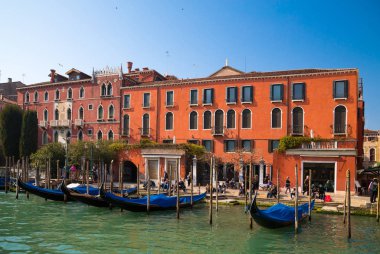 Venedik, İtalya - 24 Mart 2019: Venedik Büyük Kanalı 'ndaki resim gibi bina cephelerinde Gondol ve botlar