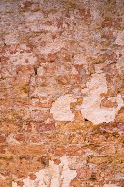 Eski tuğla duvar. Duvarda gri alçı var. Duvarların düz olmayan yüzeyi boya damlalarıyla dolu. Soyut desenli vintage arkaplan