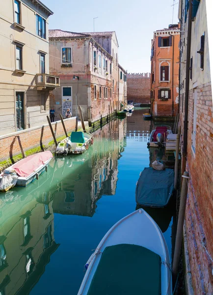 VENEZIA, ITALIA - 24 marzo 2019: canale a Venezia, Italia — Foto Stock
