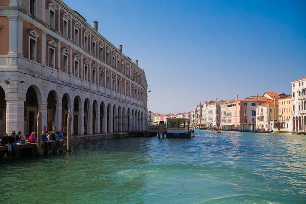 VENICE, ITÁLIA - 24 de março de 2019: Mercado de peixe no Grande Canal em Veneza Itália Edifício vintage famoso marco pitoresco paisagem verão dia com céu azul e nuvens brancas . — Fotografia de Stock