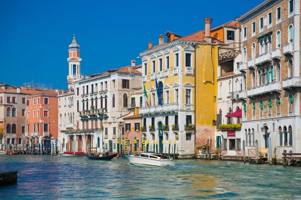 VENICE, ITÁLIA - 24 de março de 2019: Impressionantes edifícios medievais coloridos, canais estreitos com mercados, gôndolas na melhor cidade turística, Veneza, região de Veneto, Itália, Europa — Fotografia de Stock