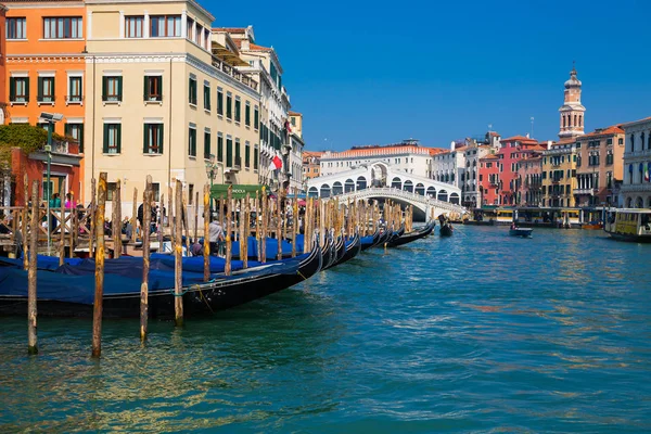 VENICE, ITÁLIA - 24 de março de 2019: Ponte Rialto e Grande Canal em Veneza, Itália. Vista do Grande Canal de Veneza com gandola. Arquitetura e marcos de Veneza. Postal de Veneza — Fotografia de Stock