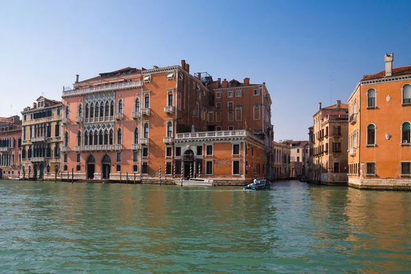 VENICE, ITÁLIA - 24 de março de 2019: Canal de rua e edifícios antigos em terra em Veneza — Fotografia de Stock