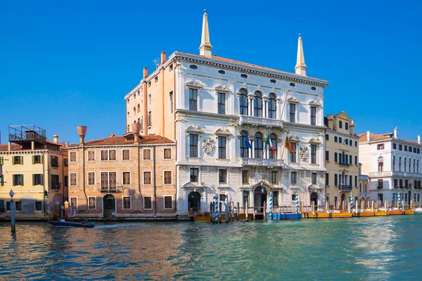 VENISE, ITALIE - 24 mars 2019 : Canal de la rue et vieux bâtiments à terre à Venise — Photo