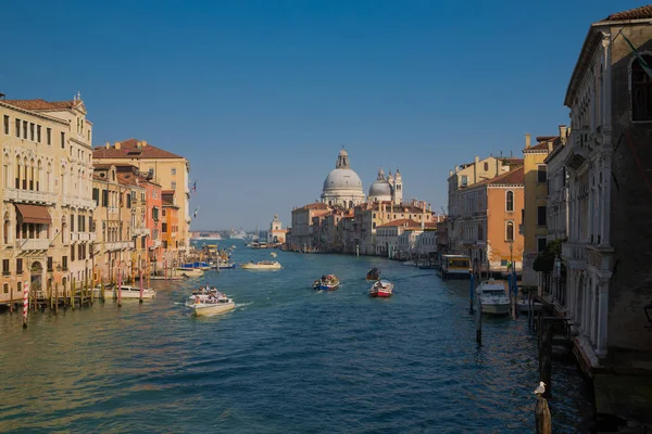 VENICE, ITÁLIA - 24 de março de 2019: Linda vista noturna do Grande Canal e Basílica Santa Maria della Saudação durante o pôr-do-sol com nuvens interessantes, Veneza, Itália — Fotografia de Stock