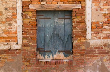 Duvarı, arka planı, dokusu olan eski ahşap bir pencere.