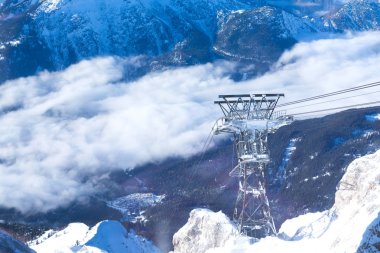 Zugspitze, Almanya - 29 Aralık 2018: Alplerin güzel manzarası ve Zugspitze teleferiğine boş destek.