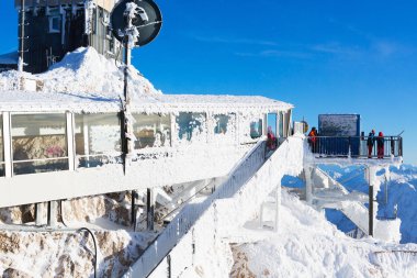 Zugspitze, Almanya - 29 Aralık 2018: Alplerdeki Zugspitze Dağı 'nın tepesindeki donmuş gözlem güvertesi.