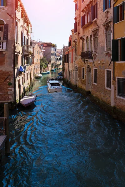Canal estreito velho com barcos estacionados, Veneza, Itália. Rua inundada tradicional ou beco de Veneza. Vista vertical . — Fotografia de Stock