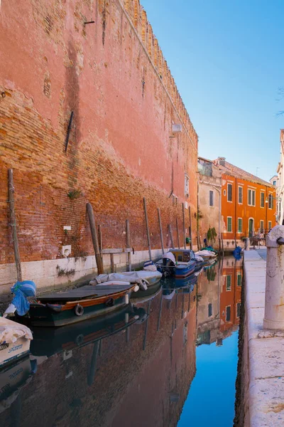 Belo canal de Veneza no início da manhã luz. Canal estreito velho com barcos estacionados, Veneza, Itália . — Fotografia de Stock