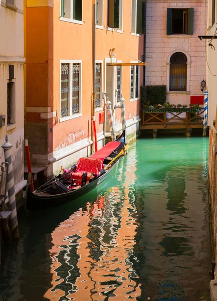 Um canal tranquilo com gôndola beatiful sem qualquer pessoa em Veneza, Itália . — Fotografia de Stock