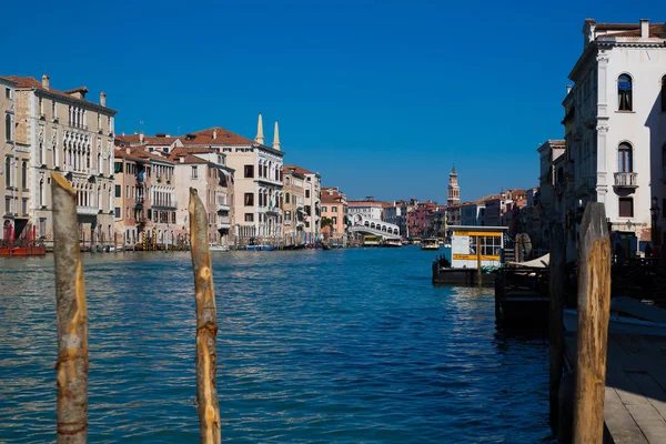 Famosa vista panorâmica de Veneza Itália com Ponte Rialto e céu azul e água de barco de gôndola . — Fotografia de Stock