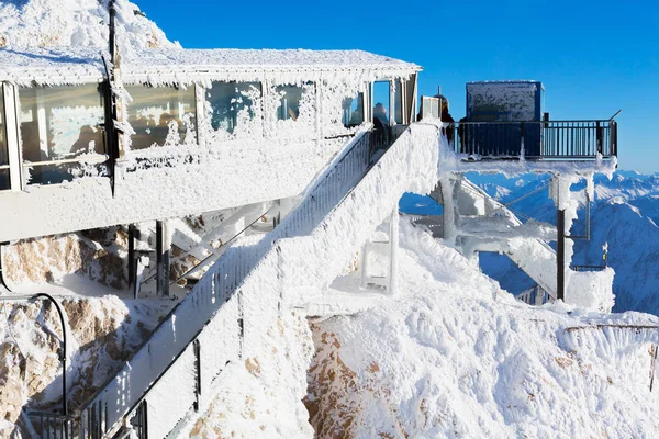 Zugspitze, deutschland - 29. Dezember 2018: zugefrorene Aussichtsplattform auf der zugspitze in den Alpen mit vielen Besuchern im Blick. — Stockfoto