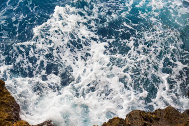 Fırtına sırasında deniz dalgaları kayalara çarpar.