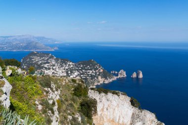 İtalya, Capri, ünlü Faraglioni 'nin panoramik manzarası.