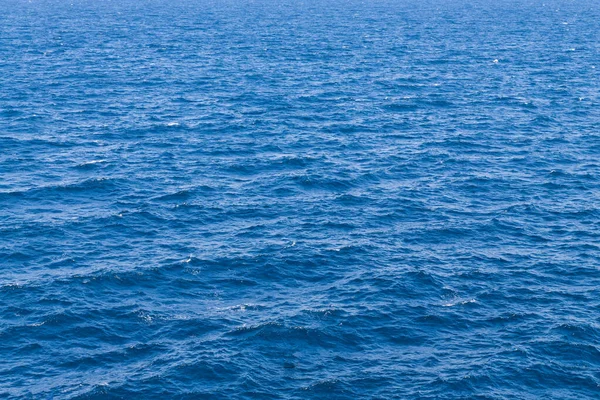 Klarblått hav i lugn, vatten havsbild abstrakt bakgrund — Stockfoto