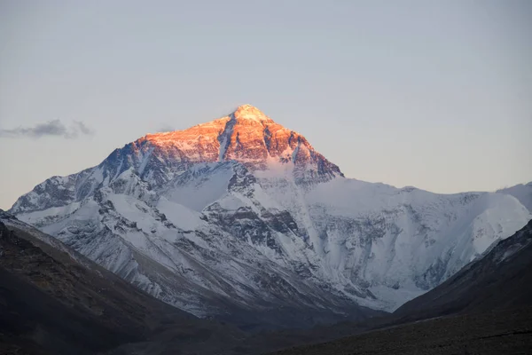 Gün batımında Tibet Bankası kampından Everest dağına