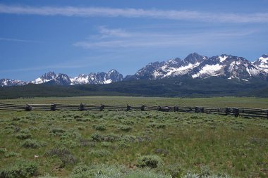 Stanley, Idaho'da öncü Park'tan testere dişi dağlar