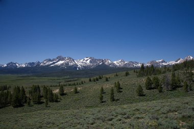 Nip ve Tuck Road, Stanley, Idaho yakınındaki Sawtooth dağlardan görünümünü