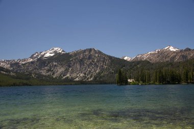 Stanley, Idaho yakınındaki Sawtooth dağlarda Pettit Gölü