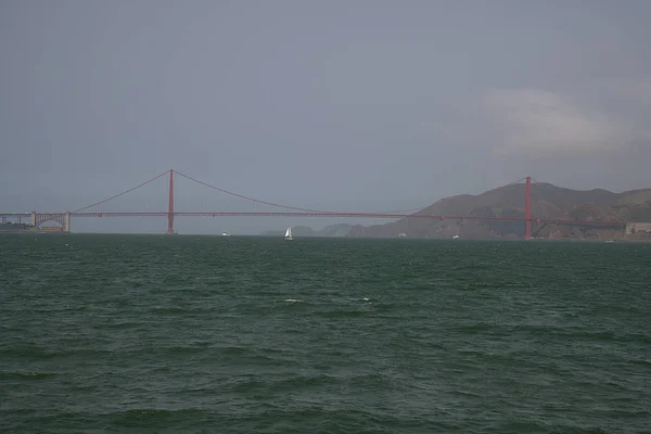 Golden Gate Bridge Met Zeilboot Vanuit Sausalito Ferry — Stockfoto
