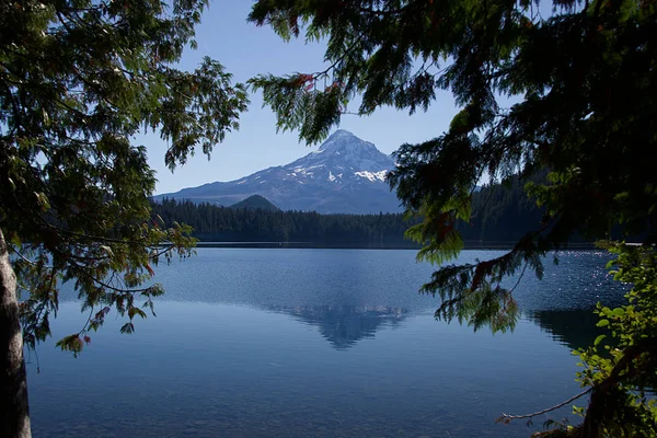 Oregon Cascades gölde Mt Hood içinde belgili tanımlık geçmiş ile kayıp