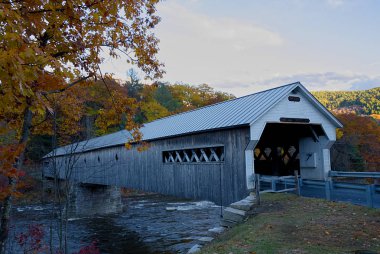 Batı Dummerston Köprüsü, Vermont Devlet (285 ft tamamen içinde en uzun kapalı köprü kapalı)