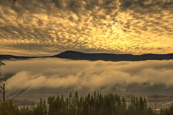 Cielo Dramático Con Niebla Colgando Sobre Valle Del Río Verde — Foto de Stock