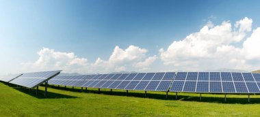 Güneş panelleri, fotovoltaik, alternatif elektrik kaynak - sürdürülebilir kaynaklar kavramı panoramik manzaralı
