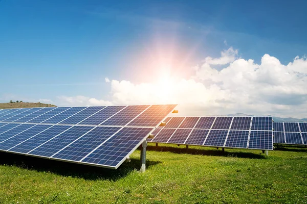 Güneş paneli, fotovoltaik, alternatif elektrik kaynağı - sürdürülebilir kaynaklar kavramı