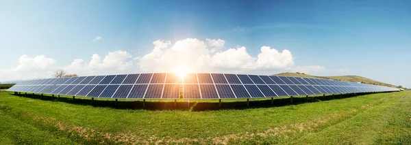 Güneş panelleri, fotovoltaik, alternatif elektrik kaynak - sürdürülebilir kaynaklar kavramı panoramik manzaralı