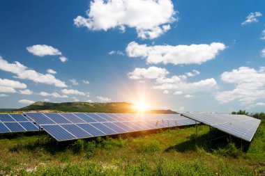 Güneş panelleri, fotovoltaik - alternatif elektrik kaynağı - seçici odak, kopyalama alanı