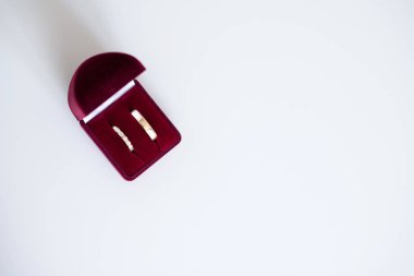 Beyaz masa üzerinde - seçici odak, bir kırmızı kadife kutuda yüzük düğün kopya alanı, düz tepeden kompozisyon yatıyordu