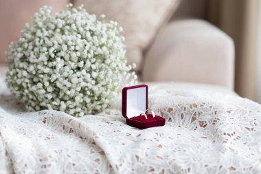 Alyans bir kırmızı kadife kutu ve üzerinde bir beyaz dantel gelinlik - seçici odak, bir gelin buketi alanı Kopyala