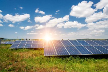 Güneş paneli, fotovoltaik, alternatif elektrik kaynağı - sürdürülebilir kaynaklar kavramı