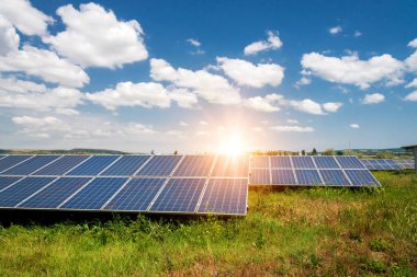 Güneş paneli, fotovoltaik, alternatif elektrik kaynağı - sürdürülebilir kaynaklar kavramı