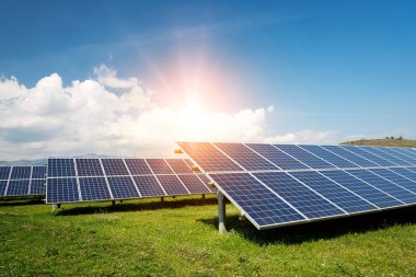 Güneş panelleri, fotovoltaik, alternatif elektrik kaynak - sürdürülebilir kaynaklar kavramı