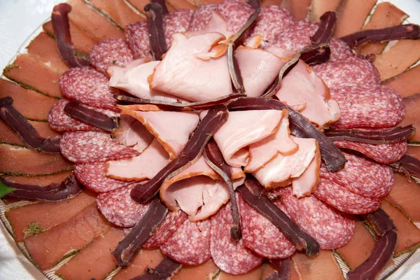 Diversi Tipi Prelibatezze Carne Formaggio Disposti Piatto Sfondo Chiaro Focus — Foto Stock