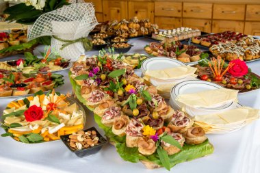 Küçük kanepeler bir plaka üzerinde açık renkli - seçici odak düzenlenmiş, yakın çekim