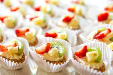 Açık renkli - seçici odak üzerinde bir ayna tabakta düzenlenmiş küçük tatlı kanepeler, yakın çekim