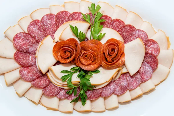 Diversi Tipi Prelibatezze Carne Formaggio Disposti Piatto Sfondo Chiaro Focus — Foto Stock