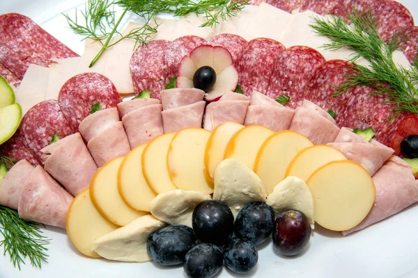 Diversi Tipi Prelibatezze Carne Formaggio Disposti Piatto Sfondo Chiaro Focus — Foto Stock