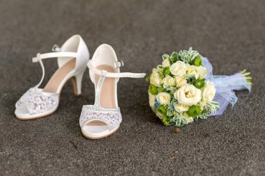 gelin buketi ve dantel ayakkabılarla taş - yakın çekim gri