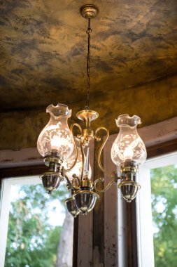 karanlık antika arka plan üzerinde - seçici odak, metin için yer antika avize