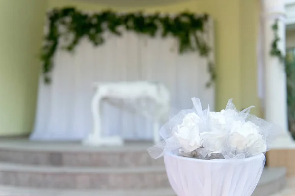 Elegantní bílé svatební oltář - barokní stůl s bílou krajkou - selektivní fokus, prostor pro text — Stock fotografie