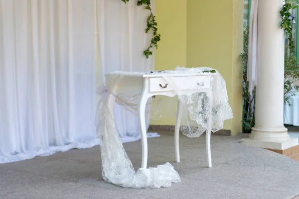 Elegancki biały ślub ołtarz - barokowy tabeli z białą koronką - Selektywny fokus, miejsca na tekst — Zdjęcie stockowe