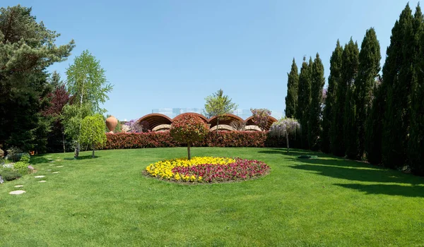 Zobacz Atrakcyjne Podwórka Kwitnących Kwiatów Drzew Iglastych Zadbane Trawniki Szeroki — Zdjęcie stockowe
