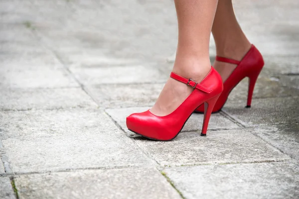 Pernas Femininas Sapatos Vermelhos Brilhantes Com Saltos Altos Contra Fundo — Fotografia de Stock